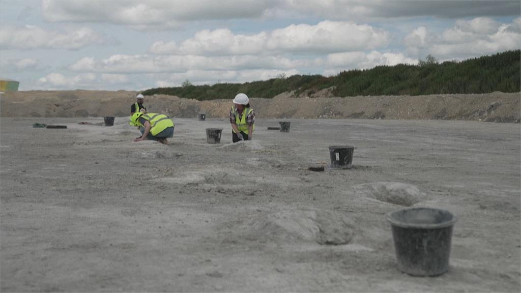 英國驚見「侏儸紀公路」 200個恐龍腳印出土