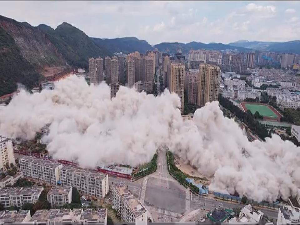 昆明45秒驚險爆破!  麗陽星城15棟高樓瞬間倒塌  網罵: 「政府的無恥行為」