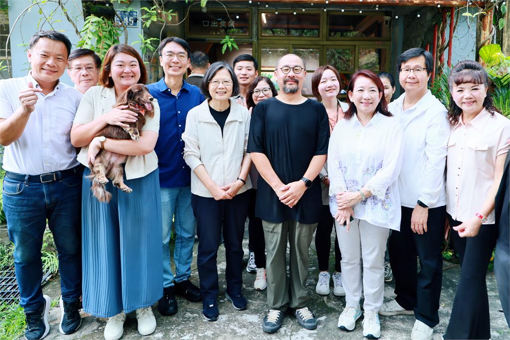 卸任後魅力依舊！蔡英文走遍地方　民眾巧遇激動落淚喊：台灣媽祖婆