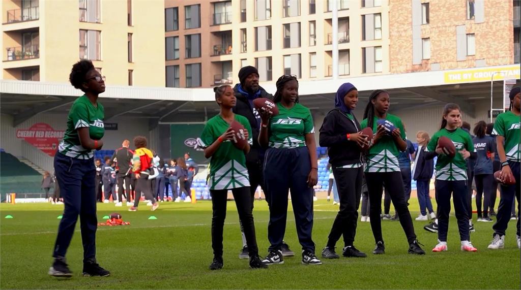 碰撞少門檻較低　倫敦女孩體驗「腰旗美式足球」有機會進軍2028奧運