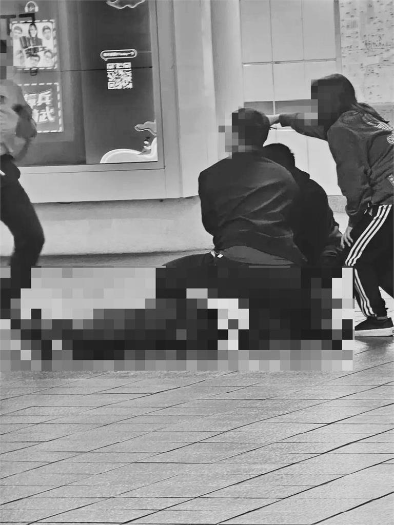 快訊／北捷遭人丟煙霧彈！57歲男傳遭「30cm長刀插背」命危與死神搏鬥中
