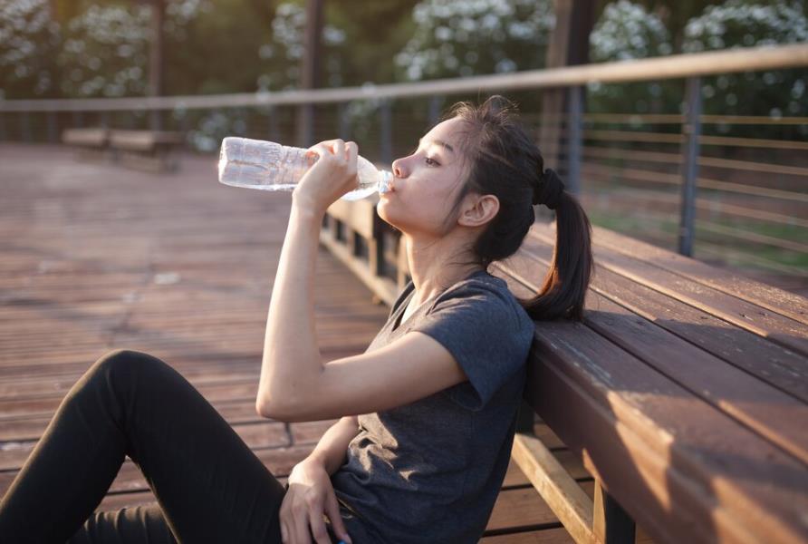 熱到頭昏腦脹?中暑分2類 遇「暑濕」可喝薏仁湯 、 紅豆水幫助排水