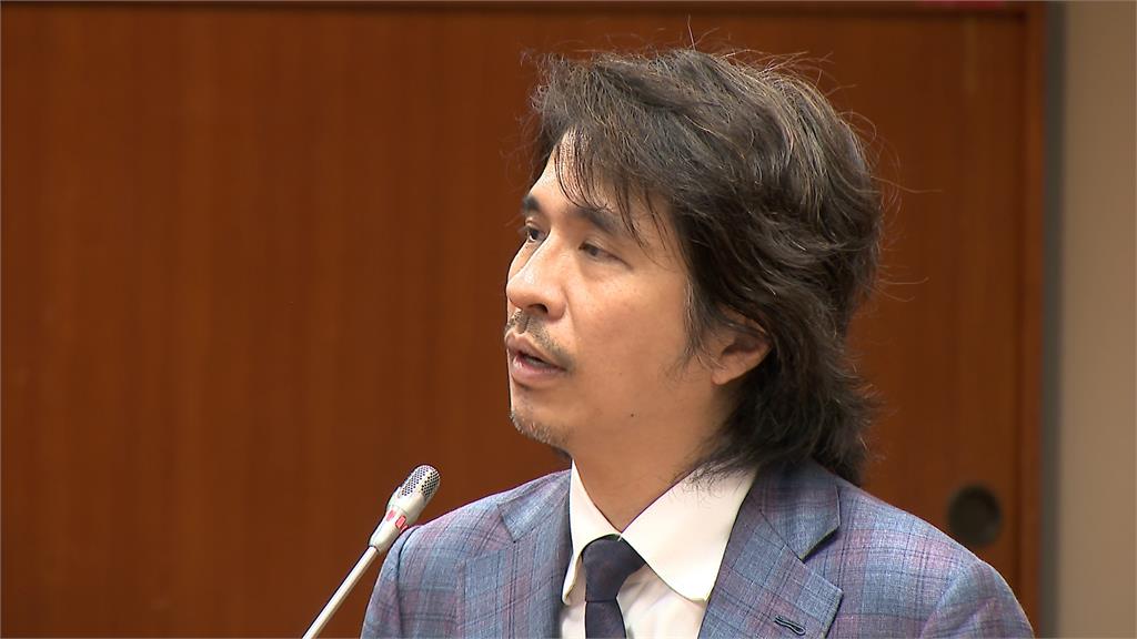 「網紅教授」葉丙成備詢初登場 報告緊張幾乎全程低頭