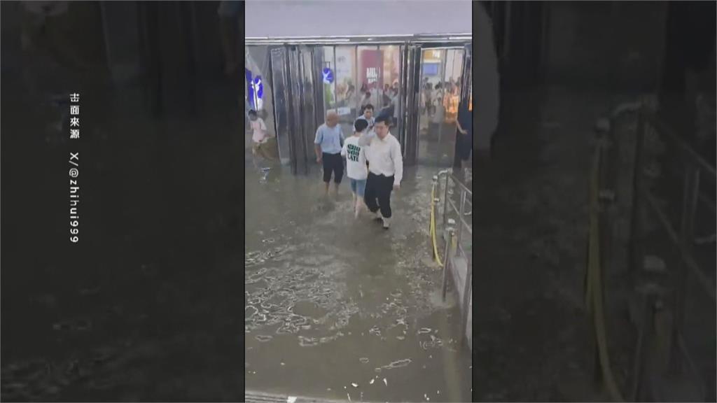 狂風暴雨襲上海 積水灌進商場超市、街上划小艇