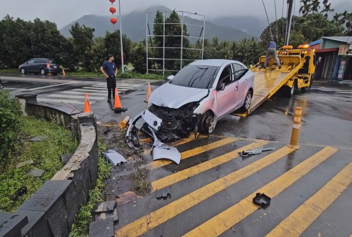 太累？轎車自撞分隔島　駕駛一度受困險丟命