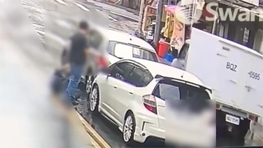 不滿被超車!馬路全武行 駕駛攔車理論爆衝突「跌倒」