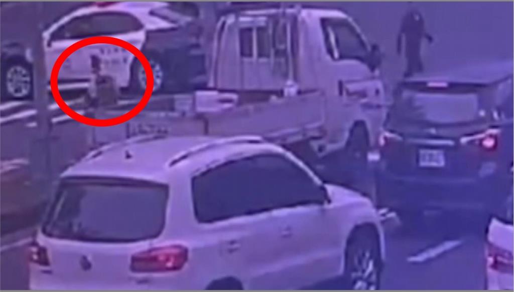 最美風景! 暖警「打橫警車」擋車流 助身障男過馬路