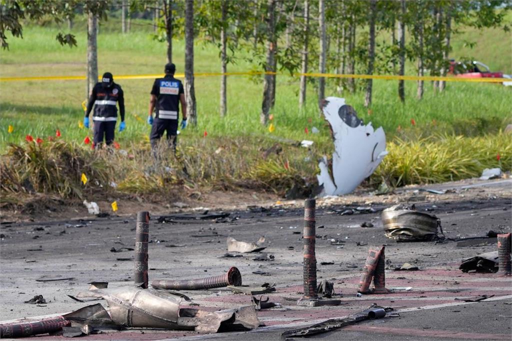 畫面曝光!馬來西亞飛機墜高速公路 逾10死罹難包含多位政治人物