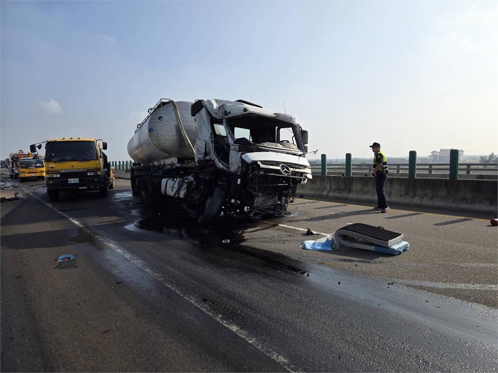 快新聞／台61漢寶路段車禍！牛奶槽車撞上「路肩載雞貨車」　現場慘況曝光