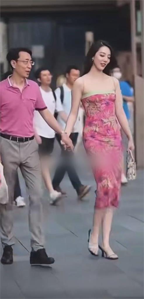攝影師怕爆！街拍美女竟暴露中國黨官「絕美小三」　網狂嘲：郎財女貌