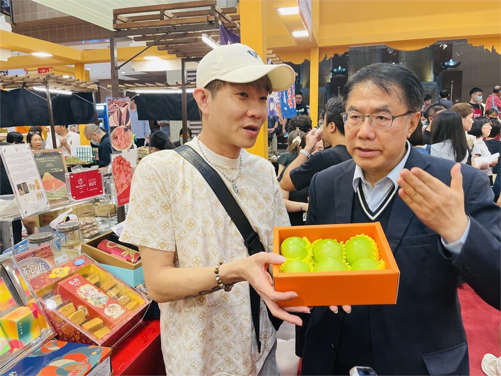 臺南蜜棗前進新加坡 黃偉哲攜手網紅直播熱銷