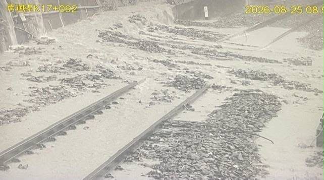 雨彈狂炸屏東！枋山台1線泥流傾瀉 土石流淹台鐵軌道