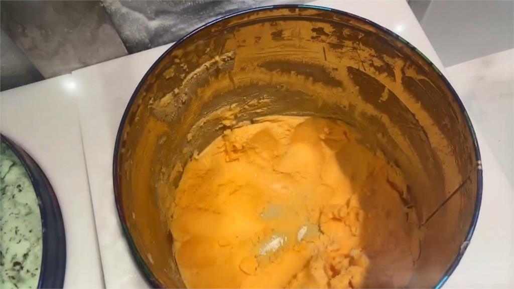 吃完火鍋吃涼的　冰淇淋桶竟拉出整條塑膠片