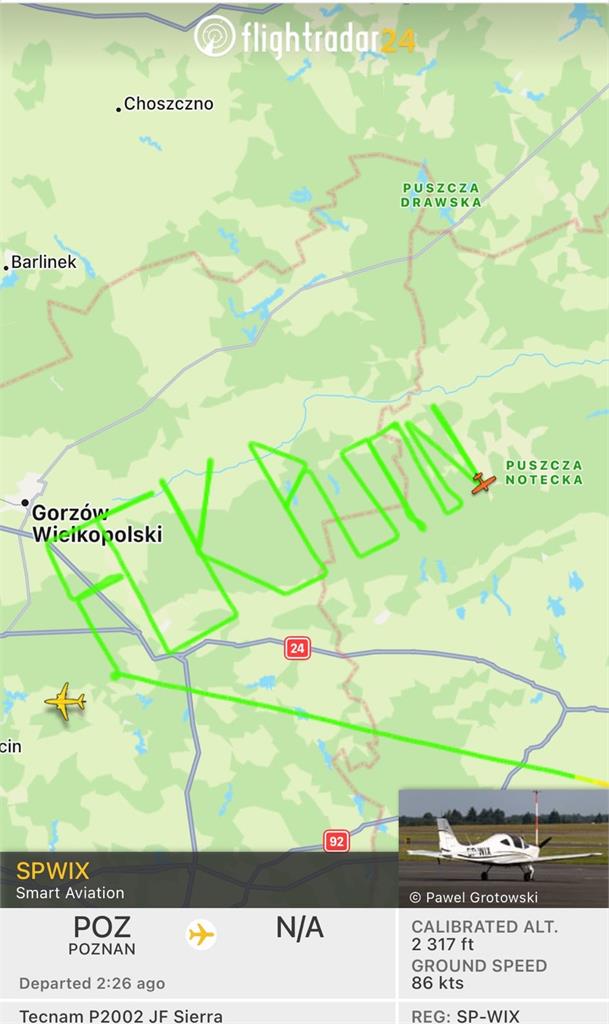「去你的普丁」波蘭飛行學校在空中寫字　譴責俄國發動戰爭