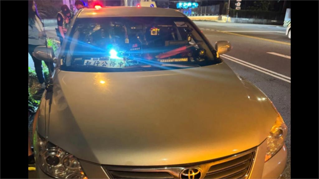 男扮警國道囂張攔車　全身警用裝備「這細節」被抓包