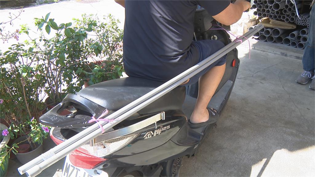 高雄騎士載水管「橫放」 害後方2騎士摔車
