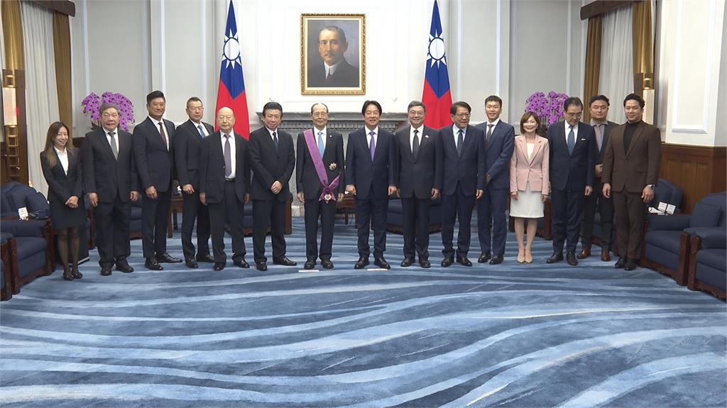 快新聞／有夠可愛！王貞治贈福岡軟銀鷹外套　賴總統笑回：是不是要把我簽下來？