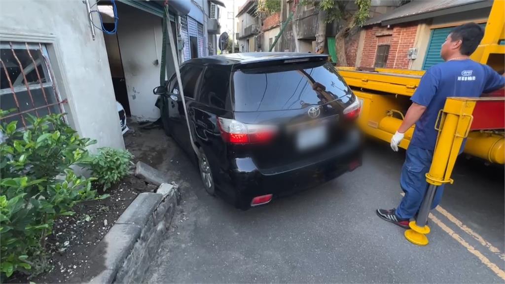 苗栗轎車失控撞民宅! 4男下車拔腿落跑
