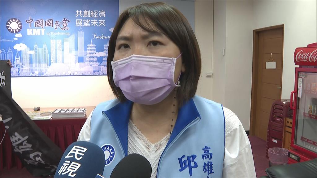 藍議員率眾闖議會嗆陳其邁下台　邱俊憲力擋怒喊：不是秀場