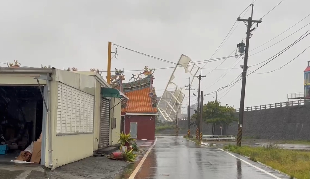 快新聞／宜蘭南澳天外飛來遮雨棚！　掛電線狂晃驚險畫面曝