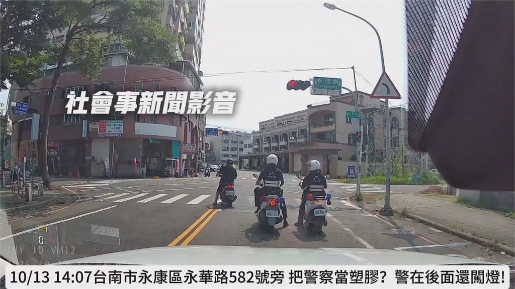 抓你剛好!騎士無視警察 直接闖紅燈違規被逮