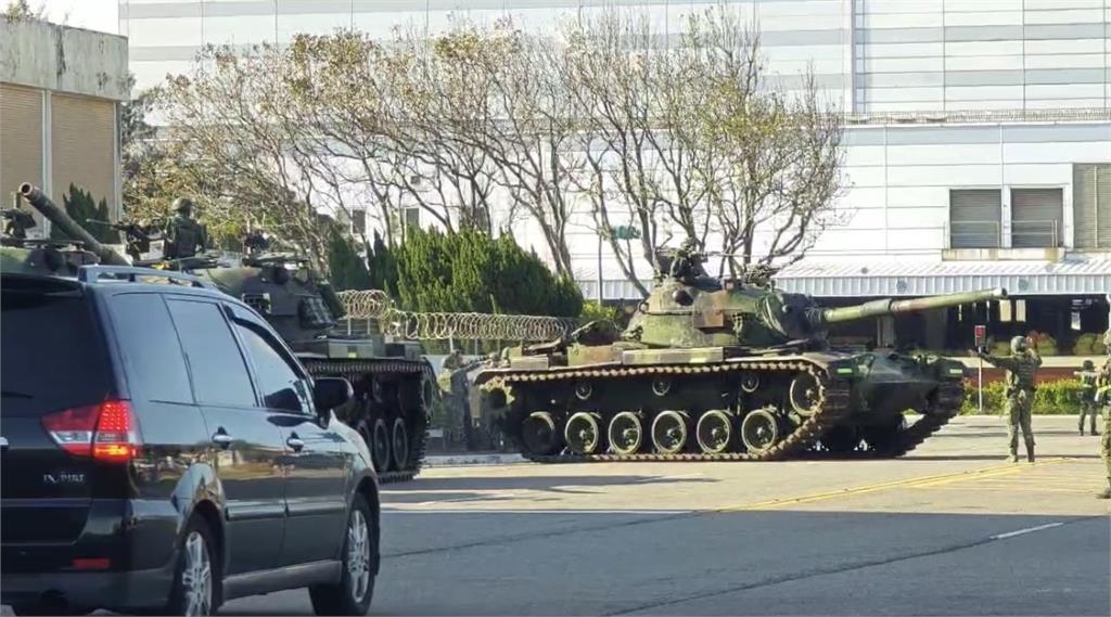 快新聞/驚!桃園機場外出現坦克車 震撼畫面曝光