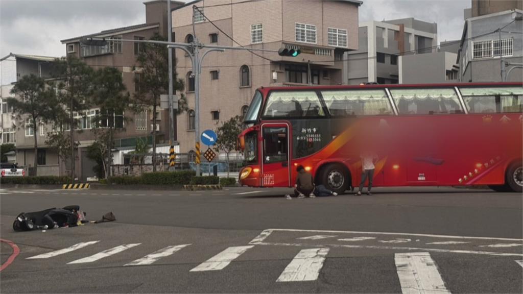 生死一瞬間！安親班遊覽車擦撞機車　騎士倒車底險遭輾