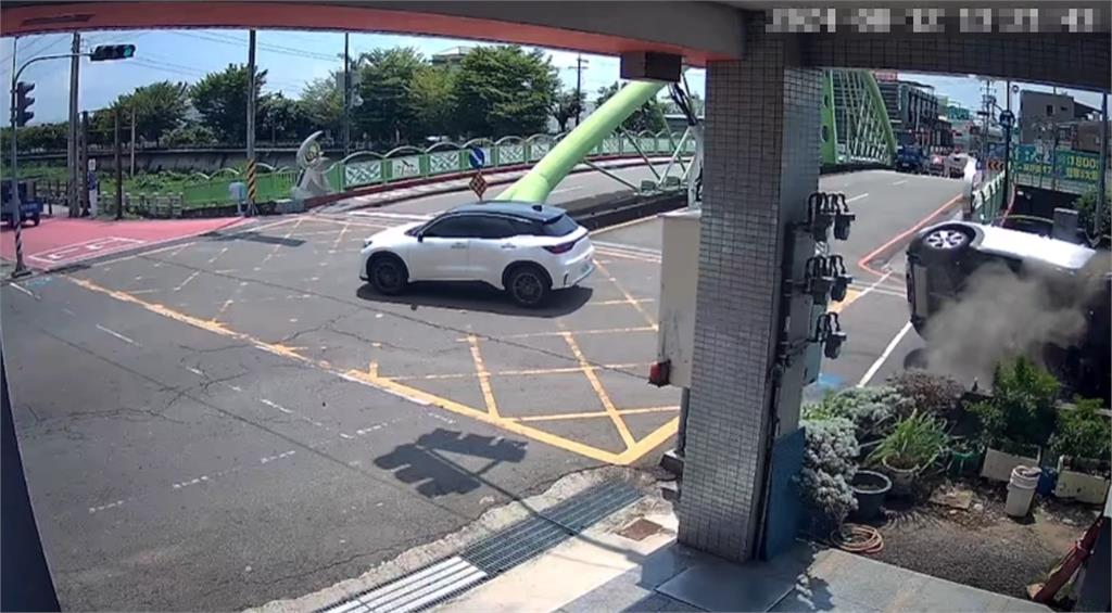 台中霧峰「橋墩柱體疑凸出路面擋道」釀撞 交通局出手了