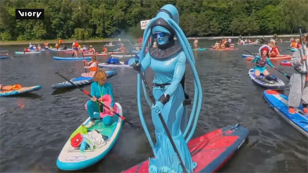 莫斯科千人變裝「齊划SUP」 「第五元素」外星女伶也現身