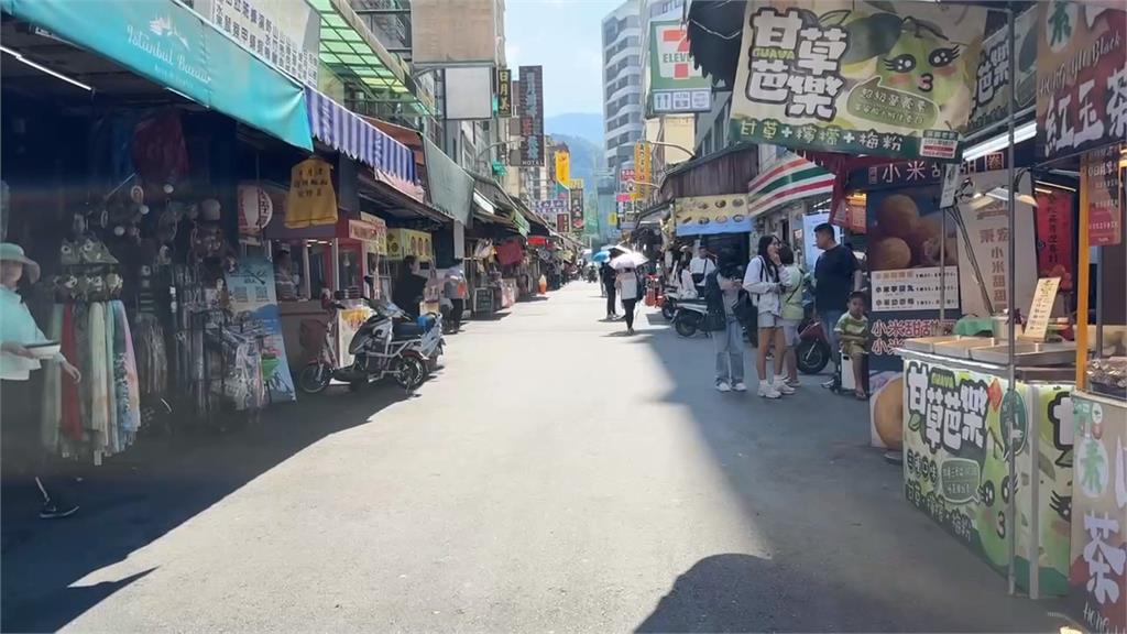 日月潭商店街疑行車糾紛! /物流車、轎車爆口角擋車道