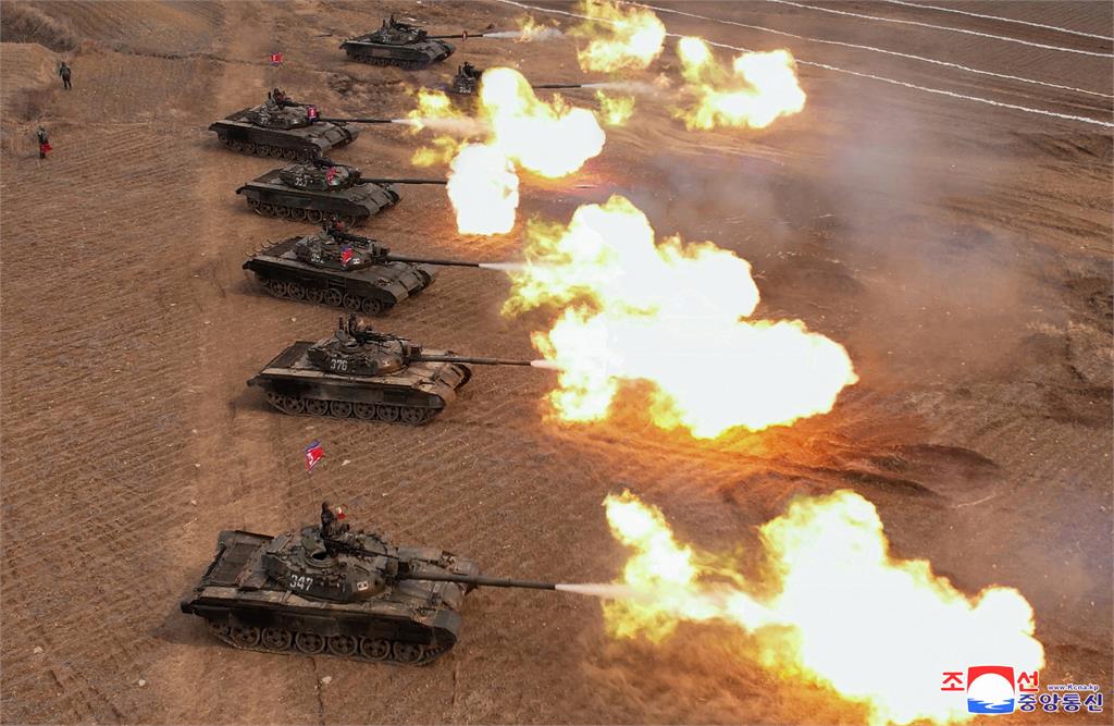 北朝鮮大秀肌肉！金正恩親自「駕駛坦克」畫面曝　檢驗朝軍實戰能力
