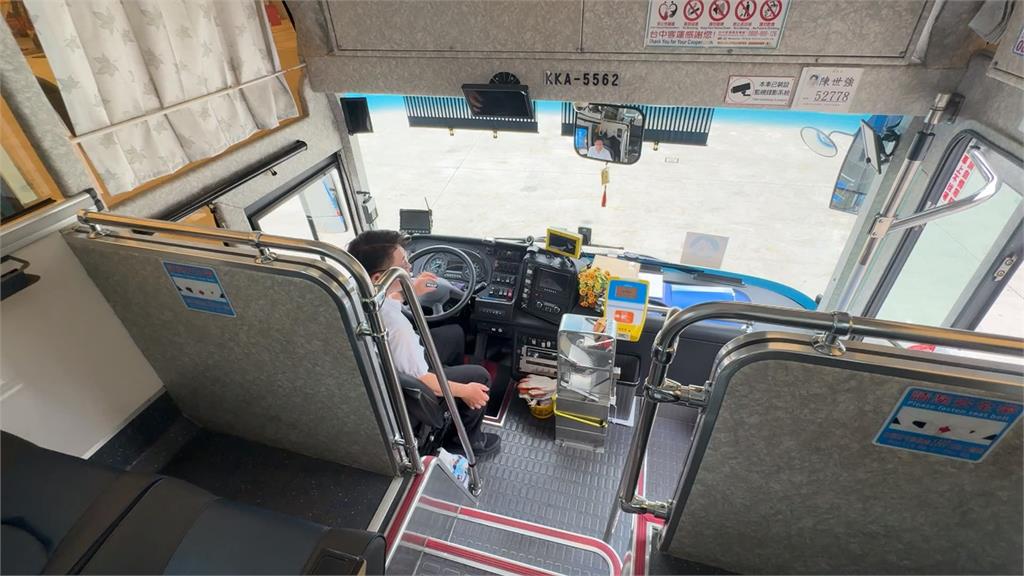 客運駕駛疑邊開車邊看影片　業者調查證實違規：記過處分