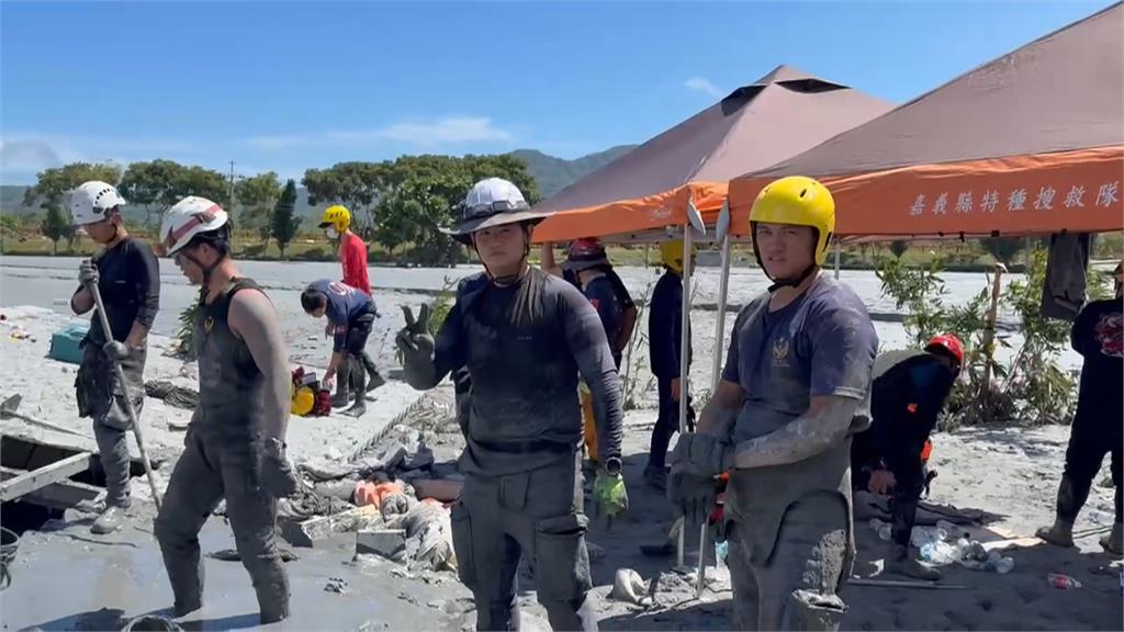 令人動容！！消防員爬屋頂救「行動不便姑丈」　下秒歸隊投入救災