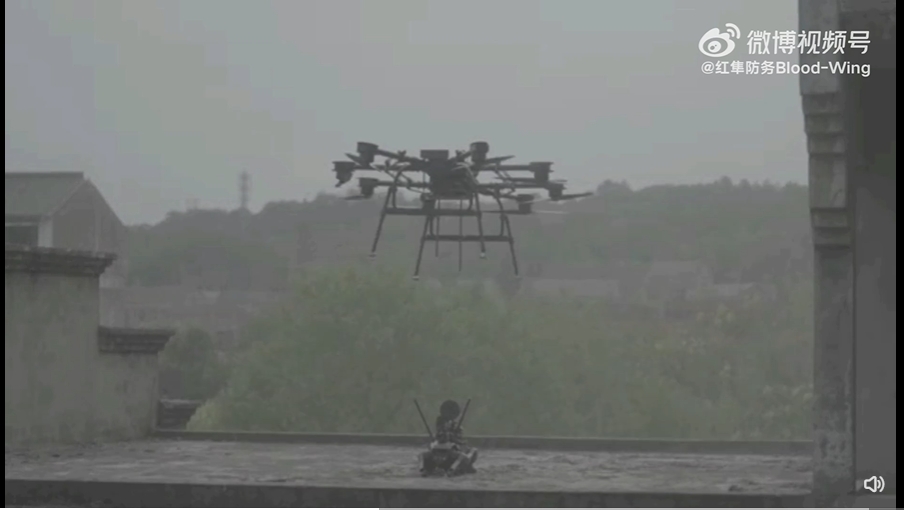 中國無人機載「武裝機械狗」！宣稱「戰犬從天而降」網笑：比人還貴