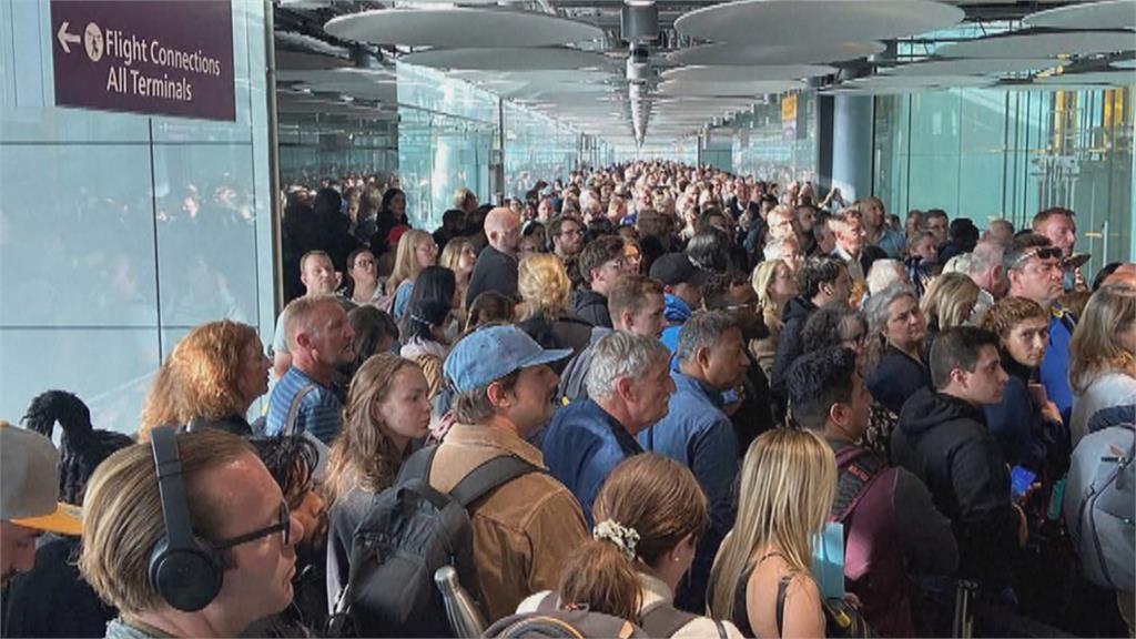 英國機場擠爆！「通關系統」故障了　有旅客排隊排到昏倒