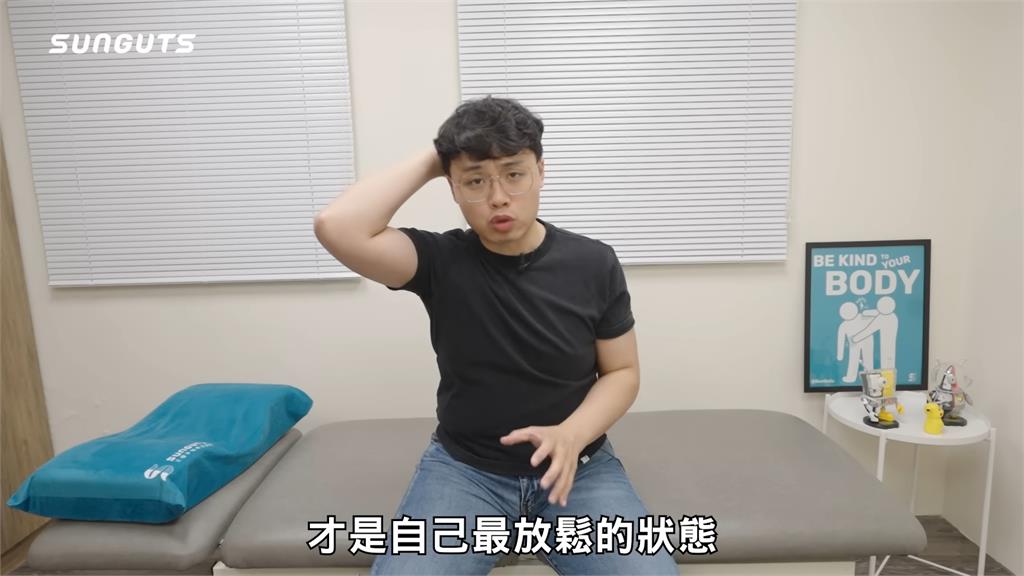 睡覺起來手好麻!「舉著手」才能睡著 物理治療師曝:應改善2生活習慣