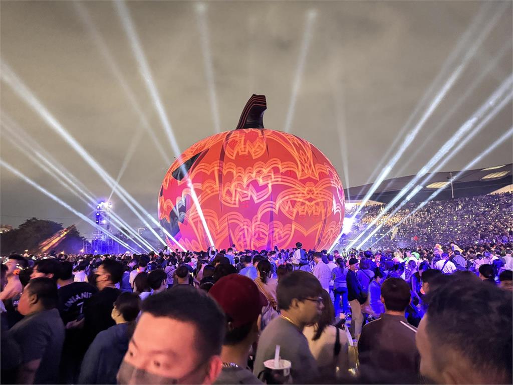 史詩級人潮！萬聖節「10萬人擠爆衛武營」　網驚：比跨年還誇張