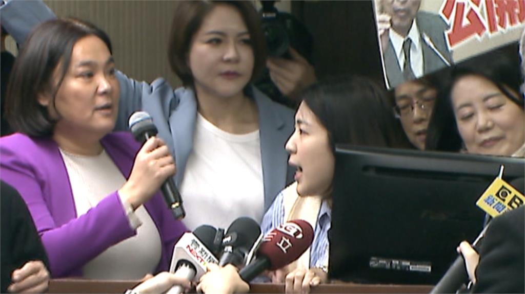 虐童案專案報告爆肢體衝突 陳玉珍熊抱吳思瑤 徐巧芯手比挑釁動作