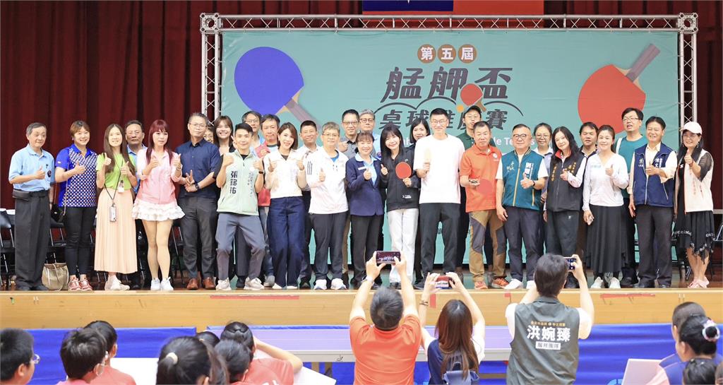 快新聞/吳沛憶邀梁文傑PK開球!艋舺盃桌球賽熱血開打 7到82歲跨世代千人揮拍