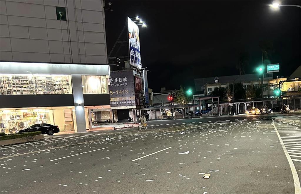 風大！新竹大街滿地白色碎片　桃園招牌鐵桿整根斷裂