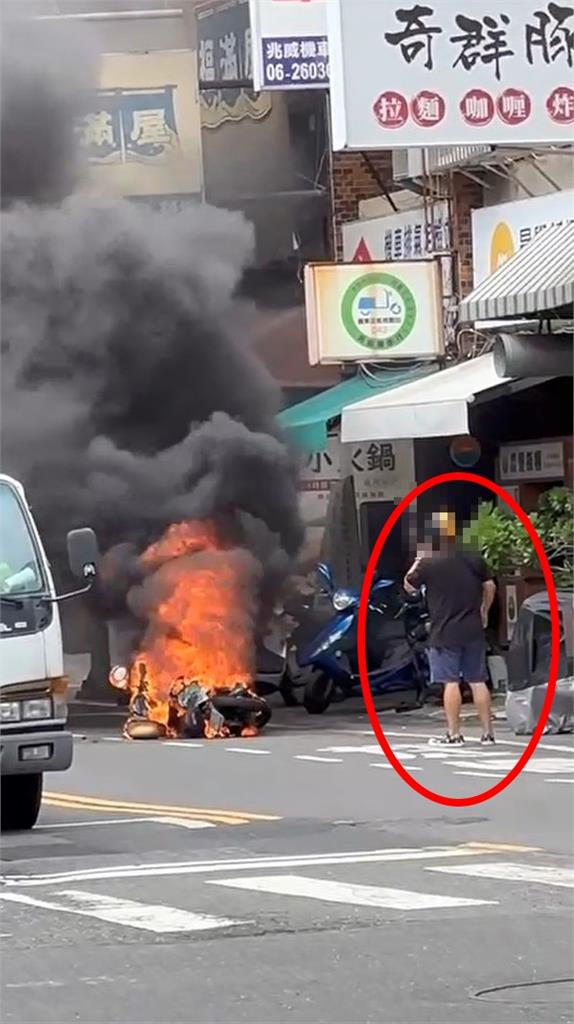 快新聞／電動車突然燒成火球！台南騎士跳車驚險逃生　黑煙狂冒畫面曝