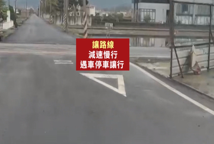 出事了! 宜蘭田"又種出車" 路口相撞一車摔入田