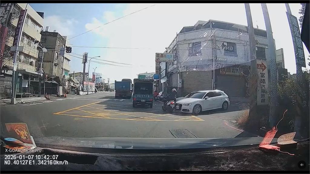 驚險畫面曝！ 彰化母女騎車遭撞 2歲女童險遭輾