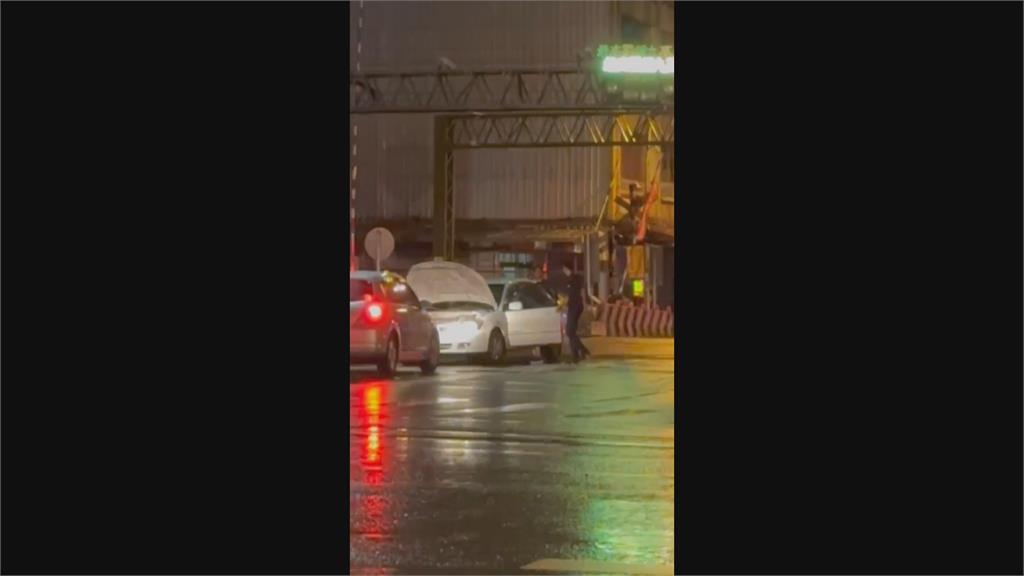 蘇澳車輛經過平交道突熄火 兩夜校生翻牆 幫老翁推車離開平交道