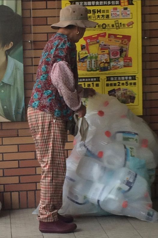 請「撿回收嬤」喝超商飲料竟遭回：我家開的！讓他超傻眼：小丑是我