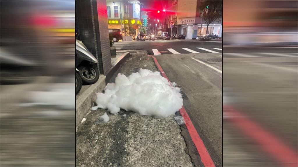 悟空的觔斗雲掉了? 高雄路邊水溝冒出大量泡沫