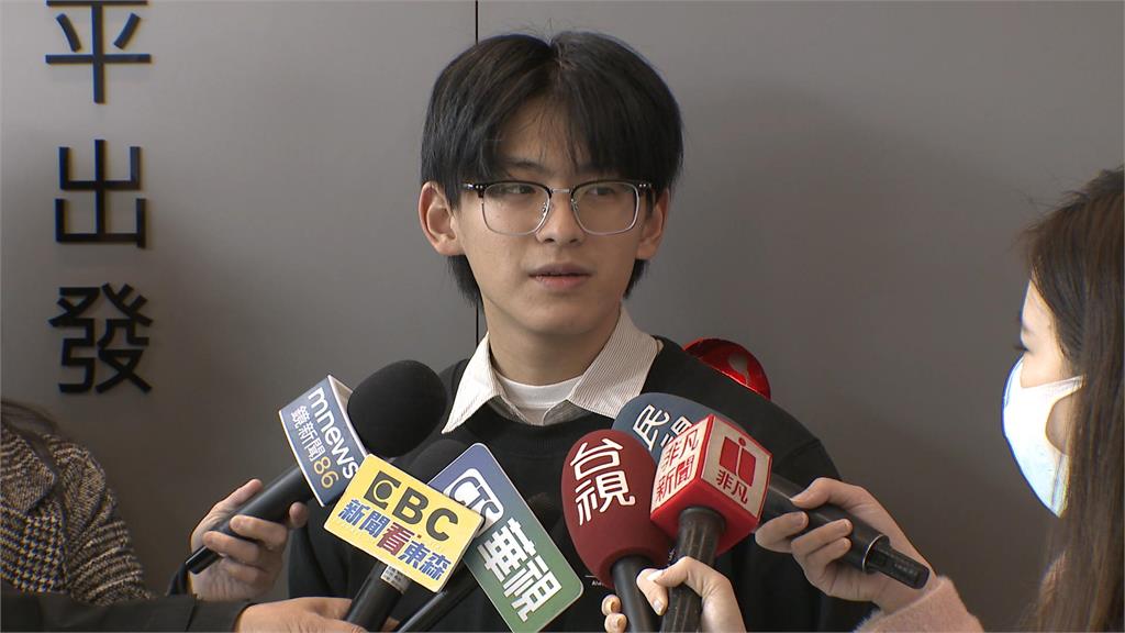 好驚險!警示燈亮起婦人突落軌 18歲男學生跳下月台救人