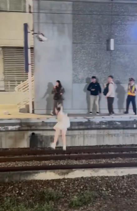 情緒失控女大鬧台鐵!靠警戒線太近「不滿被勸阻」當場跳軌誇張影片曝