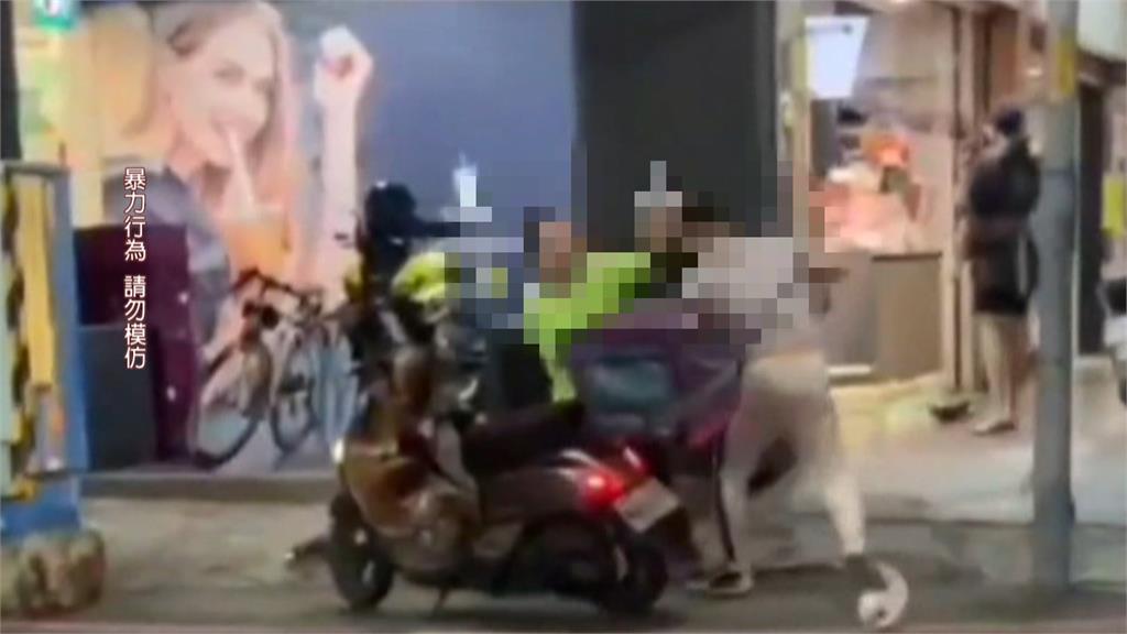 火氣大！不滿被叭爆全武行　男拿安全帽K外送員頭還猛踹