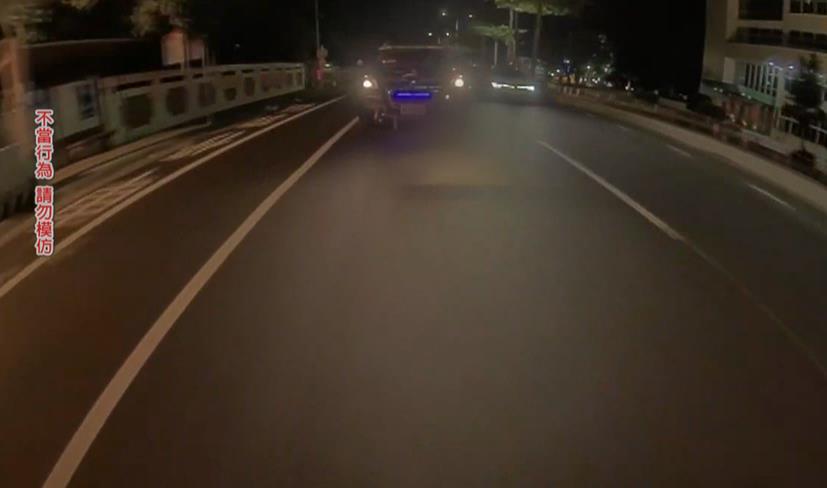 行車糾紛驚魂記！　疑不滿被超車尾隨被害人亮「左輪」敲擊車窗